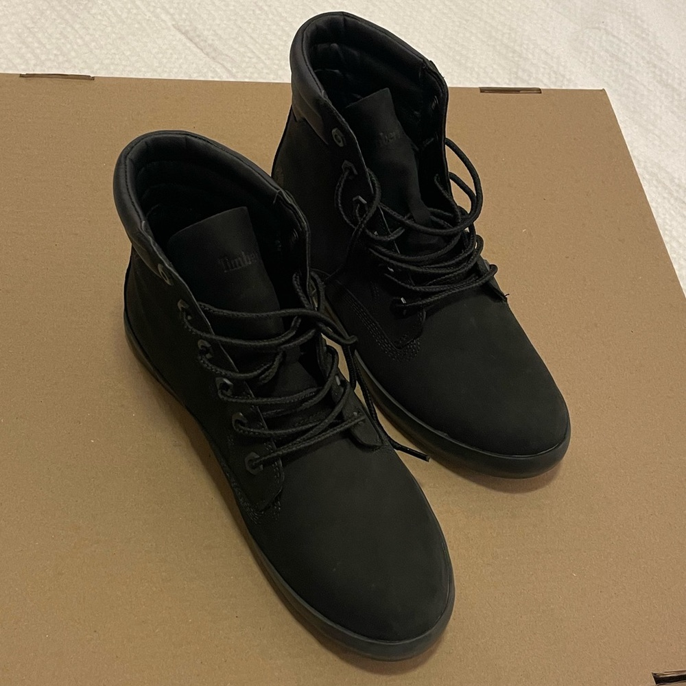 Womens Timberland Boots, black, size 9!